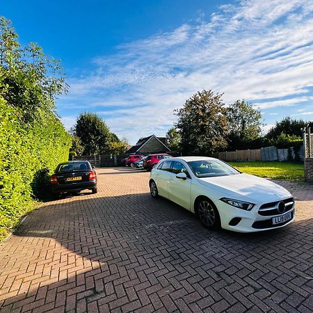 Acorn Lodge Hotel Gatwick & Parking Horley Esterno foto