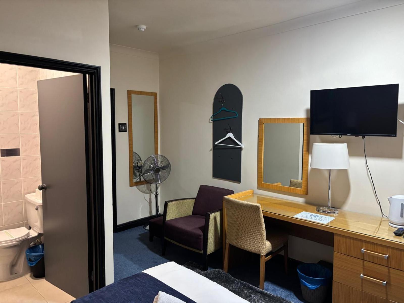 Acorn Lodge Hotel Gatwick & Parking Horley Esterno foto