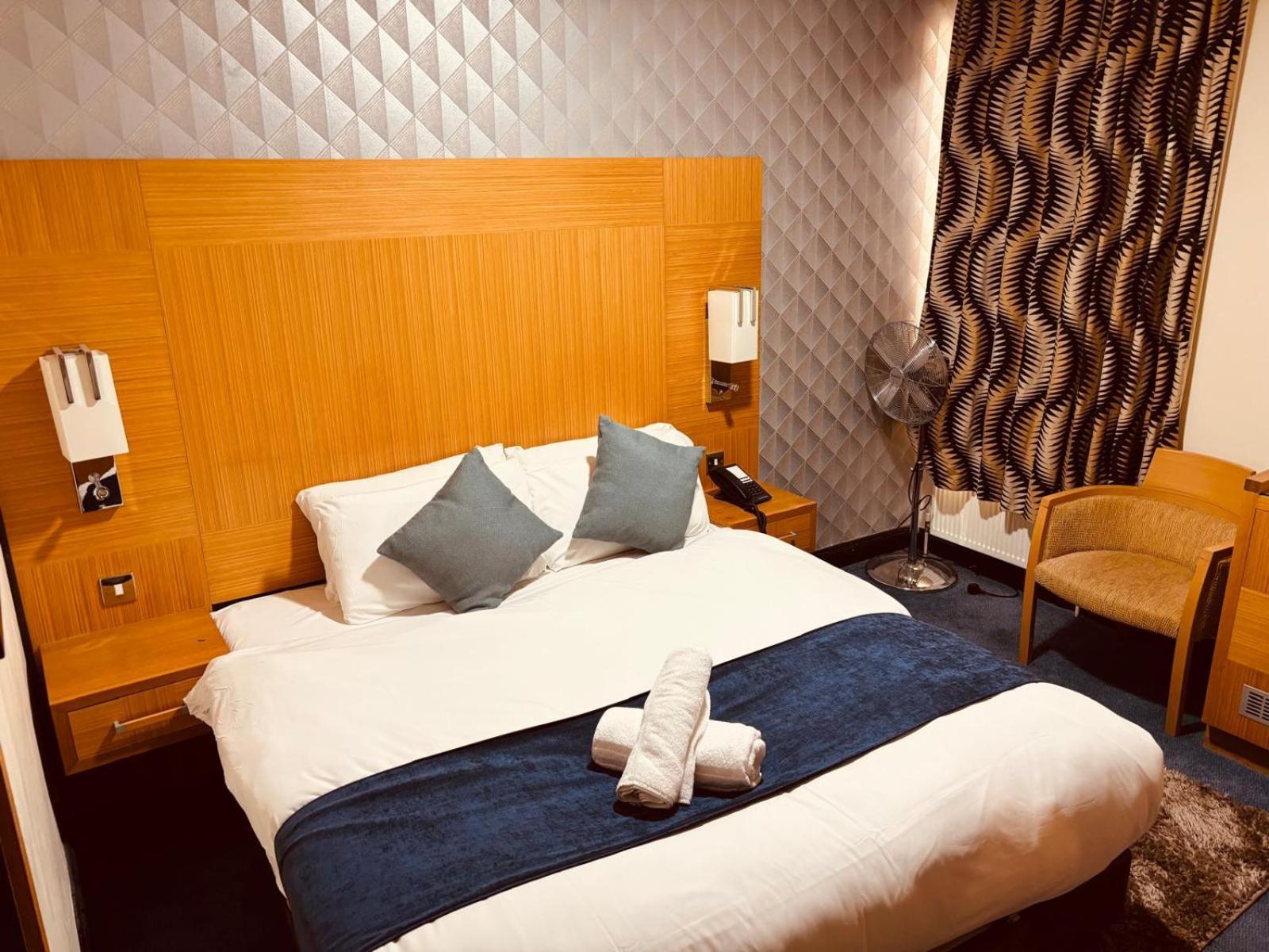 Acorn Lodge Hotel Gatwick & Parking Horley Esterno foto