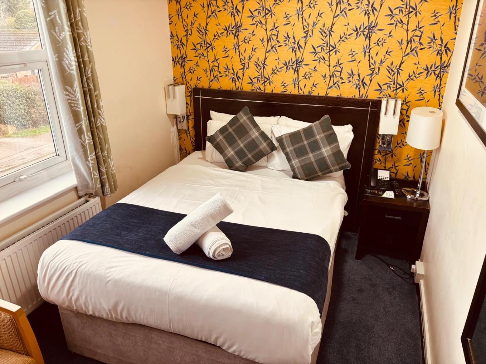 Acorn Lodge Hotel Gatwick & Parking Horley Esterno foto