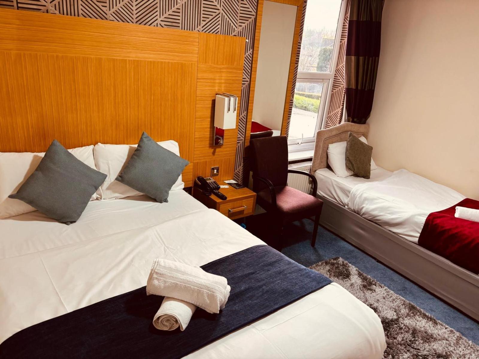 Acorn Lodge Hotel Gatwick & Parking Horley Esterno foto