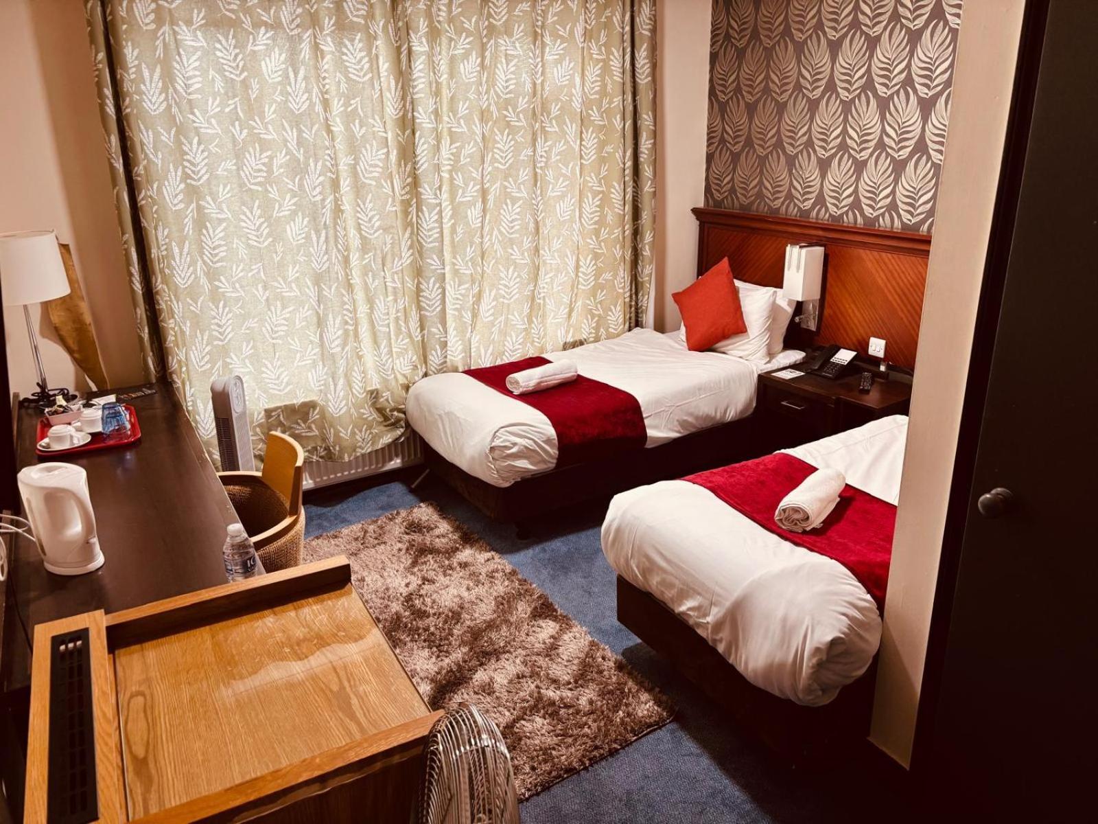 Acorn Lodge Hotel Gatwick & Parking Horley Esterno foto
