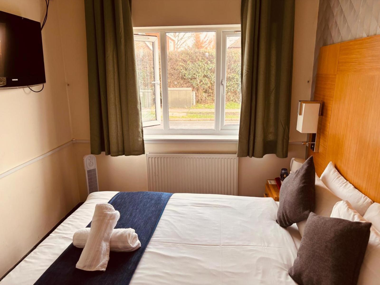 Acorn Lodge Hotel Gatwick & Parking Horley Esterno foto