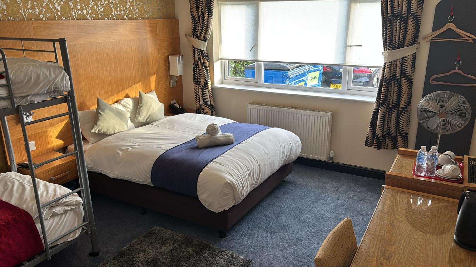 Acorn Lodge Hotel Gatwick & Parking Horley Esterno foto