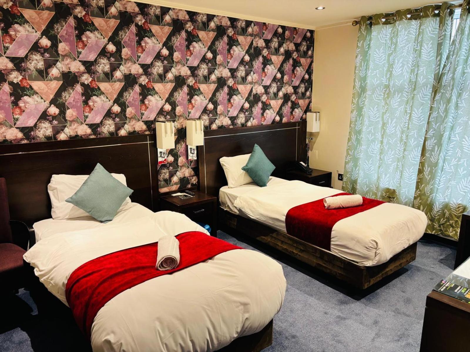 Acorn Lodge Hotel Gatwick & Parking Horley Esterno foto