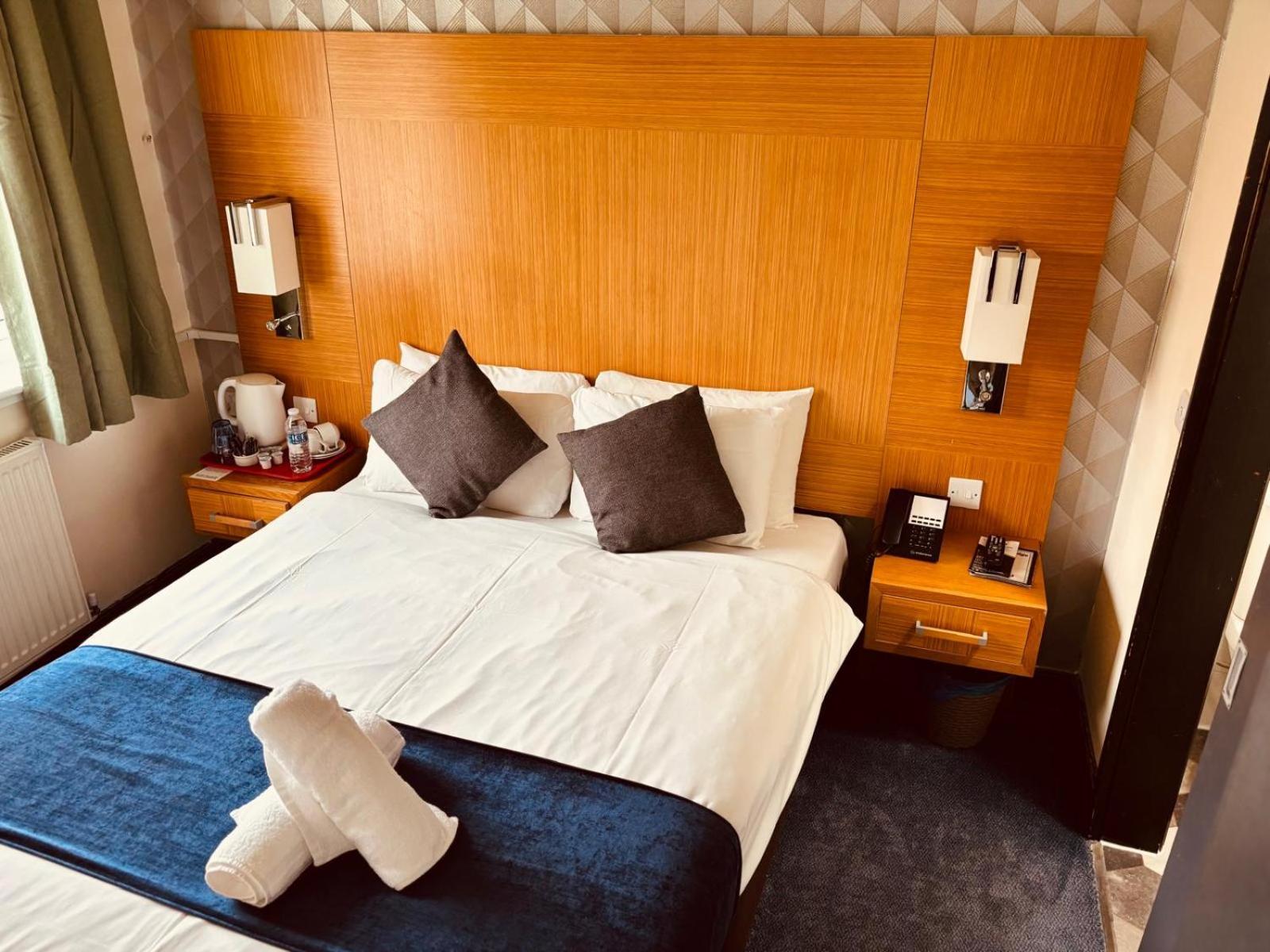 Acorn Lodge Hotel Gatwick & Parking Horley Esterno foto